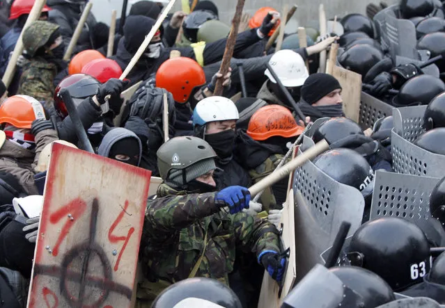 Pro-European protesters clash with Ukranian riot police during a rally near government administration buildings in Kiev January 19, 2014. (Photo by Gleb Garanich/Reuters)