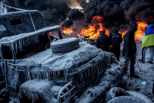 Anti-government protesters burn tires during clashes with police on Hrushevskoho Street in Kiev, on January 25, 2014. (Photo by Brendan Hoffman/Getty Images)