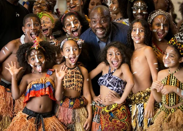 Actor Malik Yoba poses with the Batoto Yetu dance company at City College Center for the Arts  2015 CCCA Awards at Aaron Davis Hall on Monday, May 4, 2015, in New York. (Photo by Matt Peyton/Invision for City College Center For the Arts/AP Images)