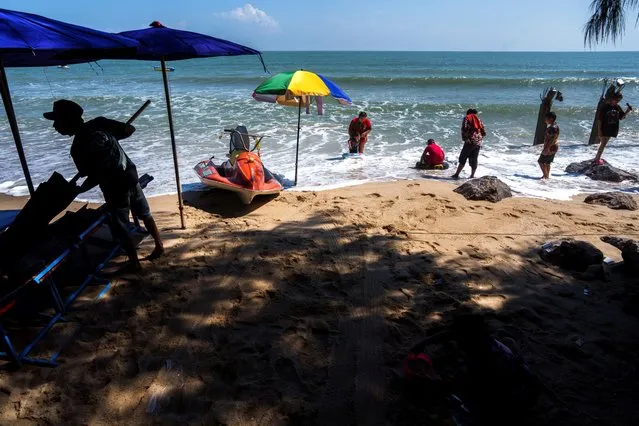 People enjoy at Cha-am Beach, amid the coranavirus disease (COVID-19) outbreak, in Phetchaburi province, Thailand, December 25, 2021. (Photo by Athit Perawongmetha/Reuters)