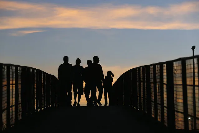 People walk on a pedestrian bridge over Brasil Avenue during 48-hours-long bus strike in Rio de Janeiro May 13, 2014. A new strike on public transport renewed concerns about services and public order one month before Rio and 11 other Brazilian cities play host to the upcoming World Cup soccer tournament. (Photo by Sergio Moraes/Reuters)