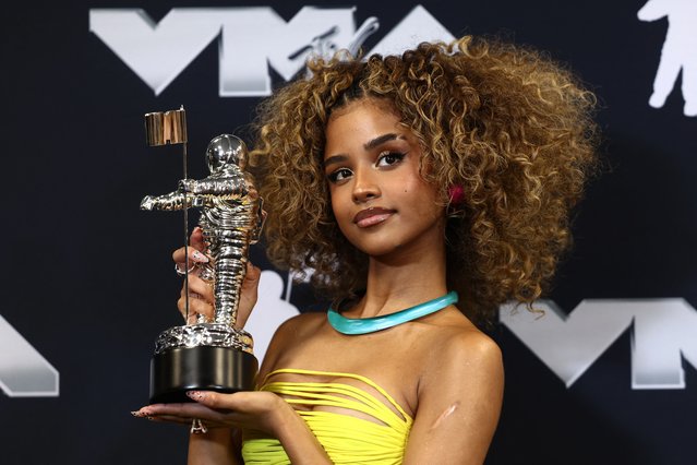 South African singer and songwriter Tyla poses with the award for Best Afrobeats for “Water” during the 2024 MTV Video Music Awards in Elmont, New York, U.S., September 11, 2024. (Photo by Andrew Kelly/Reuters)