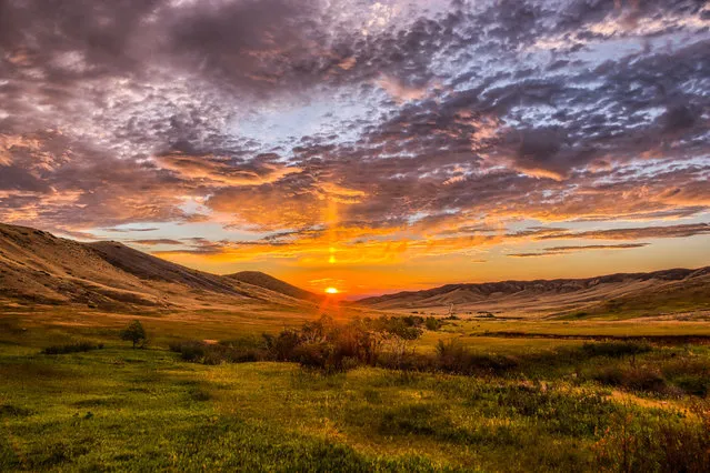 Sunrise Sun Pillar seen in the stunning skies of Midwestern U.S.A. captured by photographer Randy Halverson in 2013. The stunning skies in Midwestern U.S.A. captured by photographer Randy Halverson. The videographer captured rare footage of the Milky Way, the elusive Northern Lights and raging night storms in some of the most isolated regions of the U.S.A. (Photo by Randy Halverson/Barcroft Media)