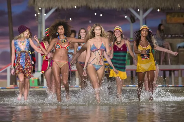 Models walk through water at the conclusion of the Tommy Hilfiger Spring/Summer 2016 collection presentation during New York Fashion Week in  New York, September 14, 2015. (Photo by Andrew Kelly/Reuters)