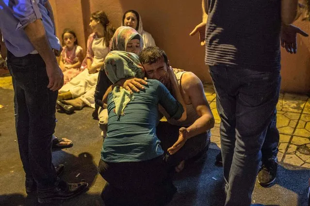 Relatives grieve at hospital August 20, 2016 in Gaziantep following a late night militant attack on a wedding party in southeastern Turkey. The governor of Gaziantep said 22 people are dead and 94 injured in the late night militant attack. (Photo by Ahmed Deeb/AFP Photo)
