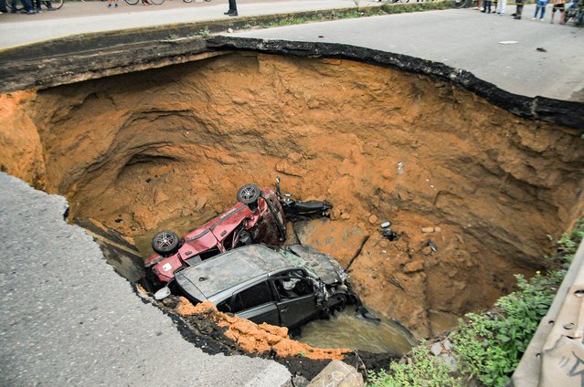 Damaged cars due to the collapse of a bridge are pictured in Soledad, next to Barranquilla, Colombia on May 31, 2024. A vehicle bridge collapsed in Soledad, next to Barranquilla, the main city in the Colombian Caribbean, leaving four people dead and three injured, according to local authorities. (Photo by Jesus Rico/AFP Photo)