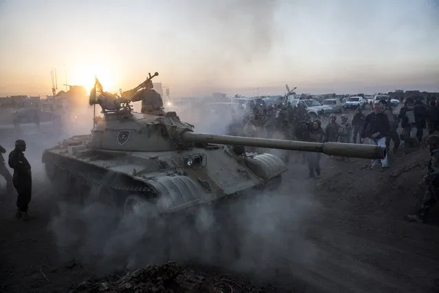 Kurdish pesh merga troops move toward the Iraqi town of Badana Pichwk on Monday morning, October 17, 2016. (Photo by Bryan Denton/The New York Times)