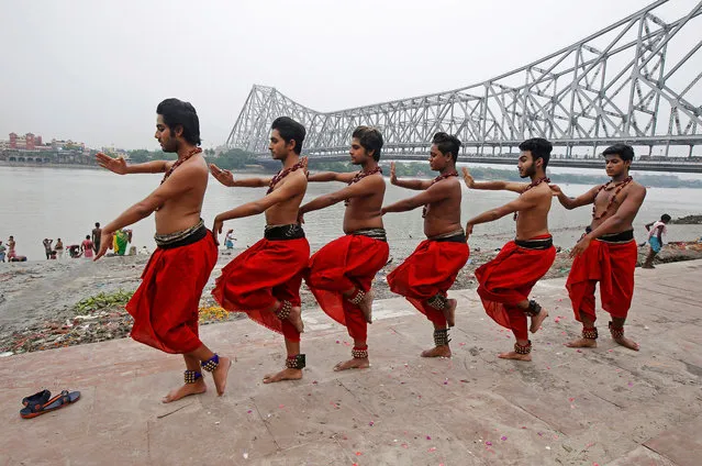 Students of a dance school perform for a video shoot on the banks of river Ganges, in Kolkata, India, April 2, 2018. (Photo by Rupak De Chowdhuri/Reuters)