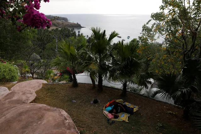 Villagers worried about earthquake aftershocks and tsunamis sleep at an empty resort atop a hill in Senggigi beach, Lombok Island, Indonesia, August 8, 2018. (Photo by Reuters/Beawiharta)