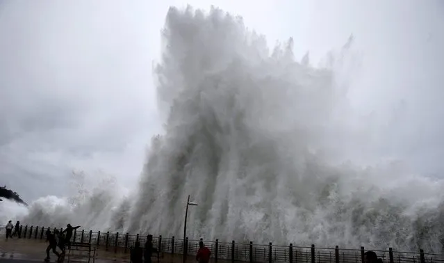 People run as huge waves hit the coast at San Sebastian, northern Spain, 04 January 2016. Bad weather is expected this week especially in the northwestern part of the country, where rough winds, rain and snow are forecast. (Photo by Javier Etxezarreta/EPA)