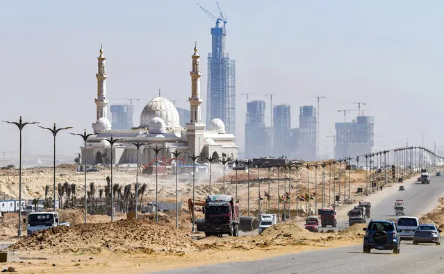 Vehicles drive along a road near the newly-built Shuhada (Martyrs) mosque at Egypt's “New Administrative Capital” megaproject, some 45 kilometres east of Cairo, on March 7, 2021. (Photo by Ahmed Hasan/AFP Photo)