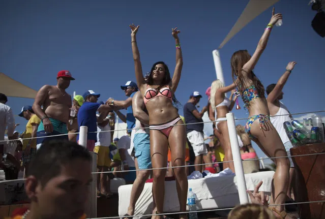 Spring breakers dance at a pool party at a hotel in Cancun March 14, 2015. (Photo by Victor Ruiz Garcia/Reuters)