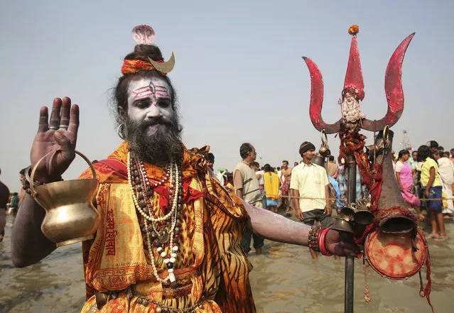 A man dressed as Shiva stands near the confluence of the Ganges River and the Bay of Bengal at Sagar Island, about 150 km (93 miles) south of Kolkata, January 14, 2009. (Photo by Jayanta Shaw/Reuters)
