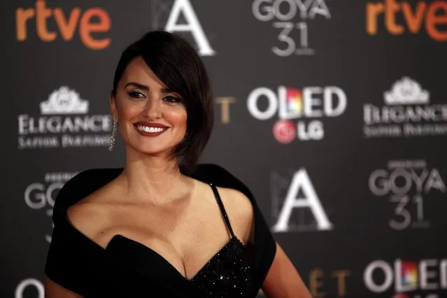 Penelope Cruz poses on the red carpet at the Spanish Film Academy's Goya Awards ceremony in Madrid, Spain, February 4, 2017. (Photo by Juan Medina/Reuters)