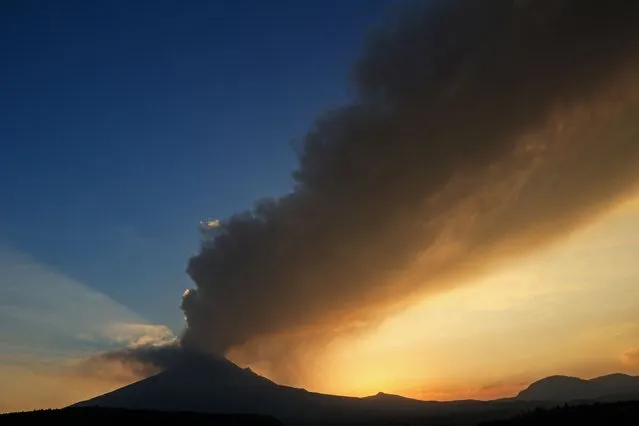 Popocatepetl volcano spews ash into the air, outside Mexico City on February 28, 2024. Ash spewing from the Popocatepetl volcano outside Mexico City on February 27, 2024 led some airlines to cancel around two dozen flights in and out of the Latin American capital, authorities said. (Photo by José Castañares/AFP Photo)