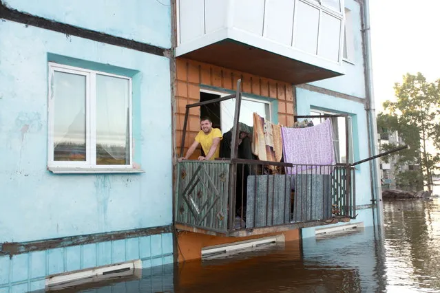 An apartment block in the flooded town of Tulun on June 30, 2019. Heavy rains have caused floods in Russia's Irkutsk Region. A state of emergency has been declared in the area. (Photo by Kirill Shipitsin/TASS)