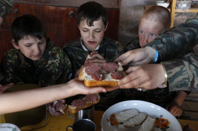 Students from the General Yermolov Cadet School have a meal during a two-day field exercise near the village of Sengileyevskoye, just outside the south Russian city of Stavropol, April 13, 2014. (Photo by Eduard Korniyenko/Reuters)