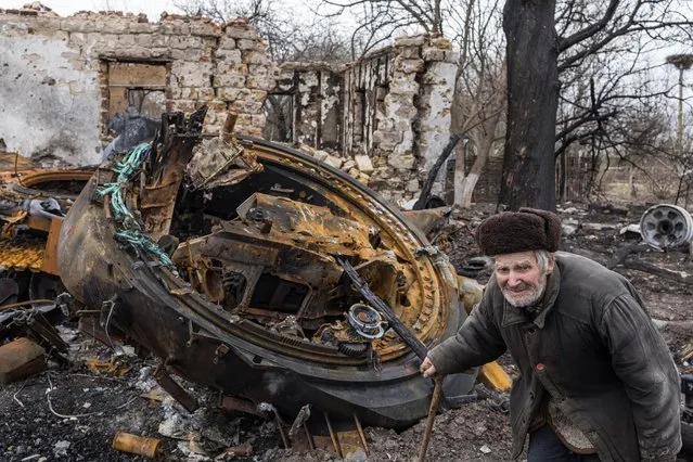 Oleksii Shcherbo, 98, walks past his burnt out house and destroyed Russian tank, as Russia's invasion of Ukraine continues, in the village of Sloboda, outside Chernihiv, Ukraine, April 5, 2022. (Photo by Marko Djurica/Reuters)