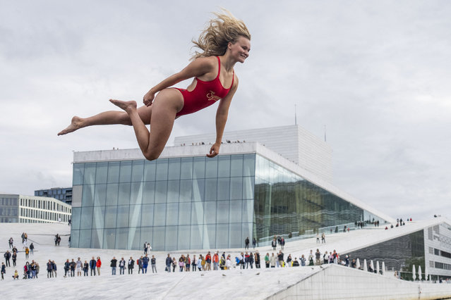 Asbjørg Nesje from Norway is a participant and trains in front of the Opera House in Oslo, Norway, on August 25, 2023, one day before the 2023 World Championship in Døds Diving (Death Diving). According to the organisers, Døds is “a form of extreme freestyle diving from heights jumping with stretched arms and belly first, landing in a cannonball or a shrimp position”. (Photo by Javad Parsa/NTB via AFP Photo)