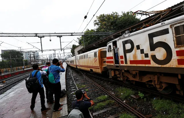 News photographers take pictures of high speed Talgo train as it arrives at a railway station during its trial run in Mumbai, India August 2, 2016. The train consists of nine coaches, two executive class, four chair cars, a cafeteria, a power car and a tail-end coach for staff and equipment. The Talgo train runs at an average speed of around 90-100 km/hr and can attain a maximum speed of 130-150 km/hr. (Photo by Danish Ismail/Reuters)