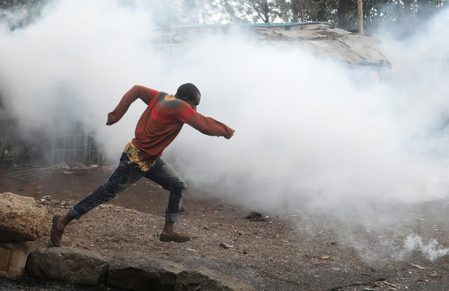 An opposition supporter runs during clashes with police in Kibera slum in Nairobi, Kenya on October 26, 2017. (Photo by Goran Tomasevic/Reuters)