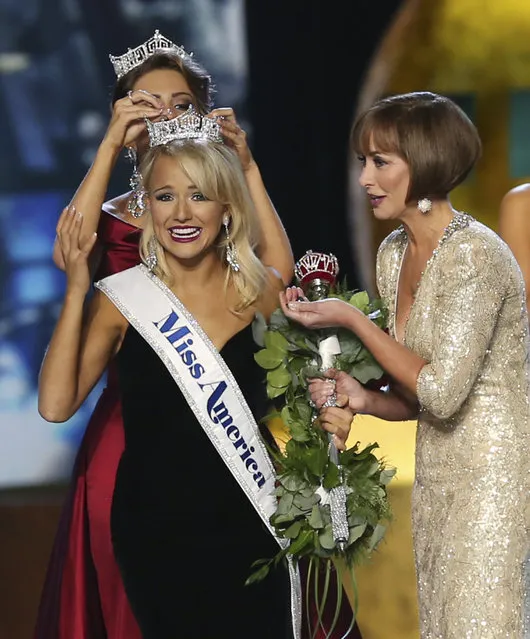 The outgoing Miss America, Betty Cantrell, back, crowns the winner Miss Arkansas Savvy Shields, as Lynn Weidner, right assists during the Miss America 2017 pageant, Sunday, September 11, 2016, in Atlantic City, N.J. (Photo by Mel Evans/AP Photo)