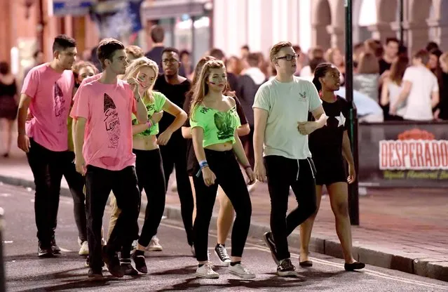 A gaggle of new Portsmouth students walk arm in arm down the street of bars as they look for the next place to move on to in Portsmouth, Hampshire on September 21, 2016. (Photo by Paul Jacobs/PictureExclusive.com)