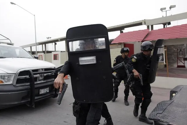 Members of the Fuerza Civil (Civil Force) police unit take part in a media presentation to show the police model that the federal government wants for the rest of the country, at the police academy in Monterrey December 17, 2014. (Photo by Daniel Becerril/Reuters)