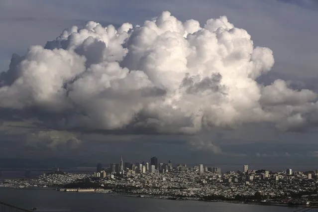 A large cloud gathers over the skyline of San Francisco, California December 12, 2014. A major storm pummeled California and the Pacific Northwest with heavy rain and high winds on Thursday, killing one man, knocking out power to tens of thousands of homes, disrupting flights and prompting schools to close. (Photo by Robert Galbraith/Reuters)
