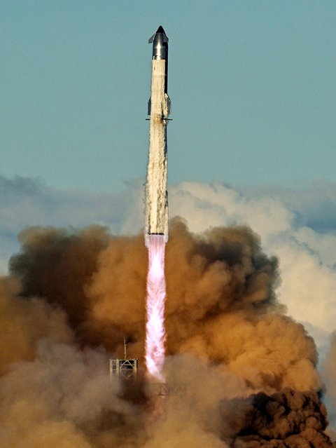 A SpaceX Super Heavy booster carrying the Starship spacecraft lifts off on its 11th test flight at the company's launch pad in Starbase, Texas, U.S., October 13, 2025. (Photo by Steve Nesius/Reuters)