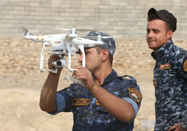 A federal police forces member uses a drone during an operation against Islamic State militants in Qayyara, south of Mosul October 26, 2016. (Photo by Alaa Al-Marjani/Reuters)