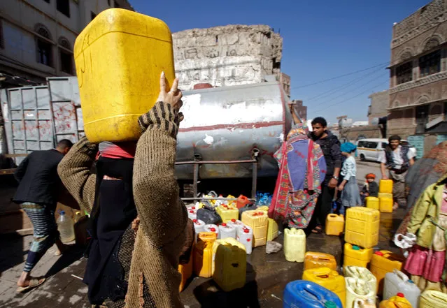 A woman carries a jerrycan filled with potable water from a charity tap during the first day of a 48-hour ceasefire in Sanaa, Yemen November 19, 2016. (Photo by Mohamed al-Sayaghi/Reuters)