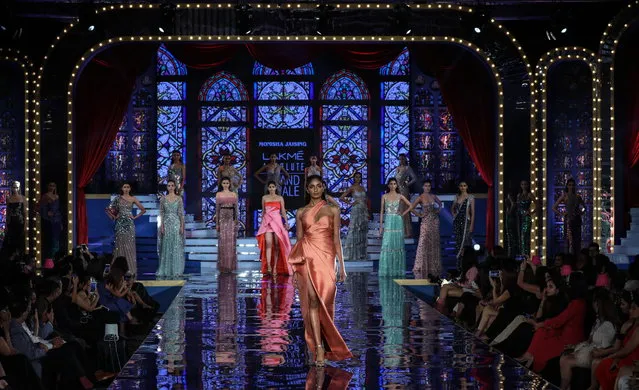 A model presents a creation by Indian designer Monisha Jaising during the grand finale of Lakme Fashion Week (LFW) Winter/Festive 2018, in Mumbai, India, 26 August 2018. (Photo by Divyakant Solanki/EPA/EFE)