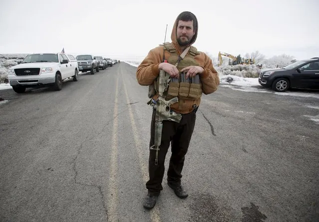 A member of the Pacific Patriots Network, which is attempting to resolve the occupation, looks on while helping to set up a temporary security perimeter as a meeting takes place at the Malheur National Wildlife Refuge near Burns, Oregon, January 9, 2016. (Photo by Jim Urquhart/Reuters)