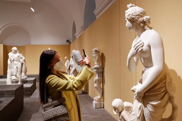 A woman takes picture of a sculpture as she visits the Capitoline Museums on the day of its reopening, as much of the country becomes a “yellow zone”, easing coronavirus disease (COVID-19) restrictions, in Rome, Italy, April 26, 2021. (Photo by Remo Casilli/Reuters)