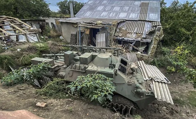 This photograph taken on September 11, 2022, shows an abandoned Russian armoured personnel carrier near a village on the outskirts of Izyum, Kharkiv Region, eastern Ukraine, amid the Russian invasion of Ukraine. Ukrainian forces reported on September 12, 2022, that their lightning counter-offensive took back more ground in the past 24 hours, as Russia replied with strikes on some of the recaptured ground. The territorial shifts were one of Russia's biggest reversals since its forces were turned back from Kyiv in the earliest days of the nearly seven months of fighting, yet Moscow signalled it was no closer to agreeing a negotiated peace. (Photo by Juan Barreto/AFP Photo)
