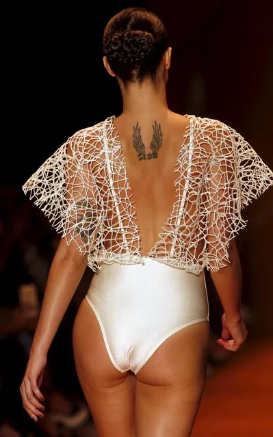 A tattoo is seen on the back of Brazilian top model Isabeli Fontana as she presents a creation from the Agua de Coco Summer 2016 Ready To Wear collection during Sao Paulo Fashion Week in Sao Paulo April 14, 2015. (Photo by Paulo Whitaker/Reuters)