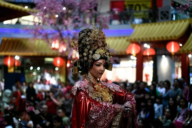 A performer dressed as Empress Huang of the China's Forbidden City takes part in a musical performance at a shopping mall in Kuala Lumpur on January 22, 2017 as part of the upcoming Lunar New Year celebrations marking the Year of the Rooster. (Photo by Manan Vatsyayana/AFP Photo)