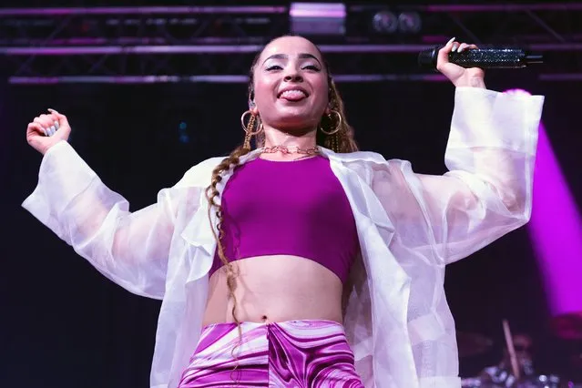 British singer and songwriter Ella McMahon, better known by her stage name Ella Eyre performs on stage at SWG3 on October 20, 2021 in Glasgow, Scotland. (Photo by Roberto Ricciuti/Redferns)