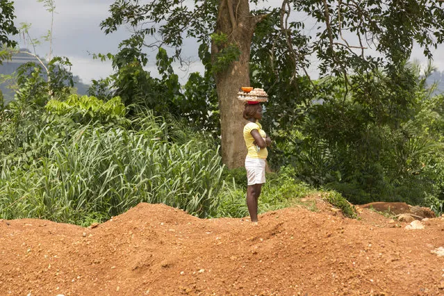 The photographer explored the areas of Tarkwa, Kyebi, East Akim, Kumasi, Obuasi and Takoradi to find the regions with the highest concentration of galamsey (illegal mining activity) in Ghana, West Africa, 2014. (Photo by Heidi Woodman/Barcroft Images)