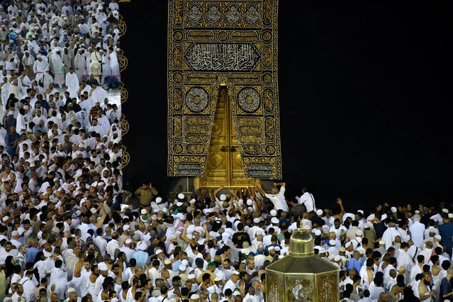 Muslims perform Umrah around the holy Kaaba at the Great Mosque during the holy fasting month of Ramadan in Mecca, Saudi Arabia, May 26, 2019. (Photo by Waleed Ali/Reuters)