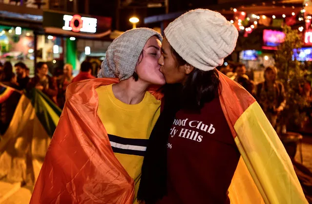 A couple celebrate with a kiss after the Ecuador's Constitutional Court approved equal civil marriage, in Guayaquil, Ecuador on June 12, 2019. Ecuador's highest court on Wednesday approved same-s*x marriage in a landmark ruling in the traditionally Catholic and conservative South American country. (Photo by Rodrigo Buendía/AFP Photo)