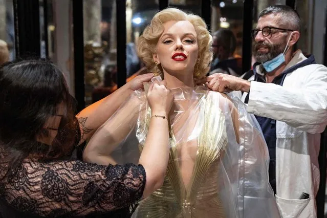 Employees clean the Marilyn Monroe's wax statue at the Grevin was museum in Paris on May 12, 2021, ahead of its reopening following the closure as part of restrictions to fight the spread of the Covid-19 pandemic. (Photo by Thomas Samson/AFP Photo)