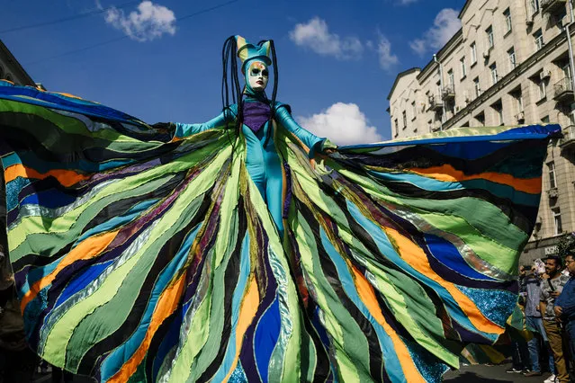 An artist performs on Tverskaya street during celebrations marking the 872nd anniversary of the city of Moscow on September 7, 2019, in Moscow. (Photo by Dimitar Dilkoff/AFP Photo)