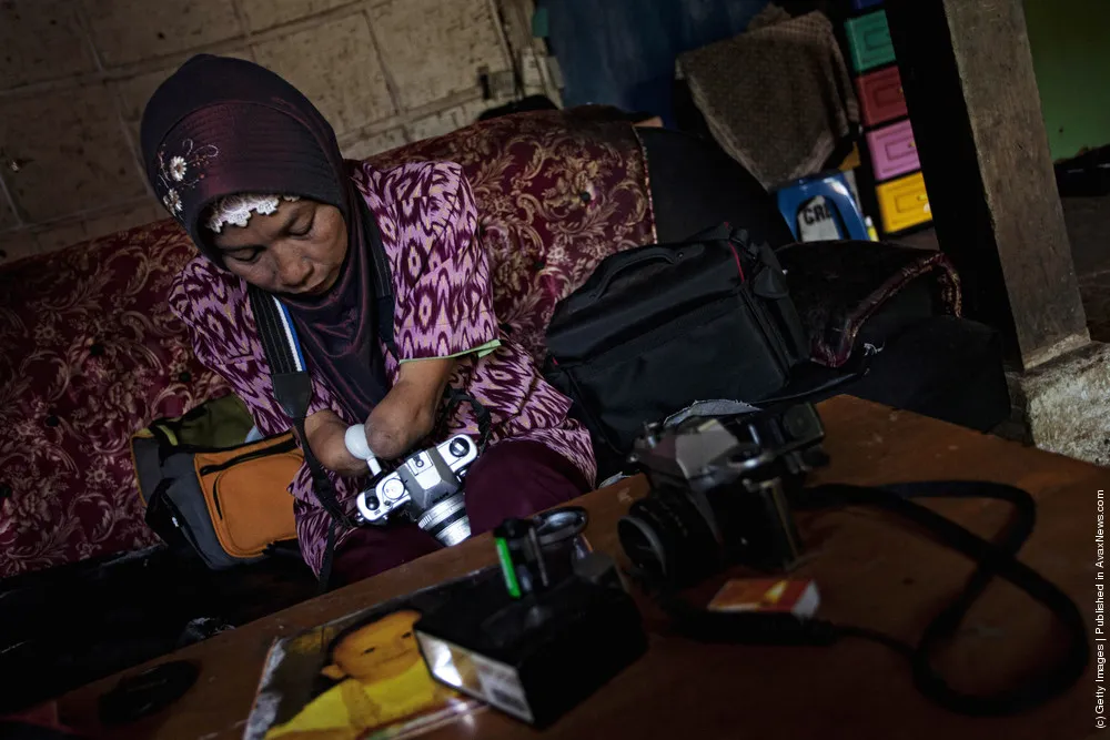 Armless Indonesian Woman Pursues Photography