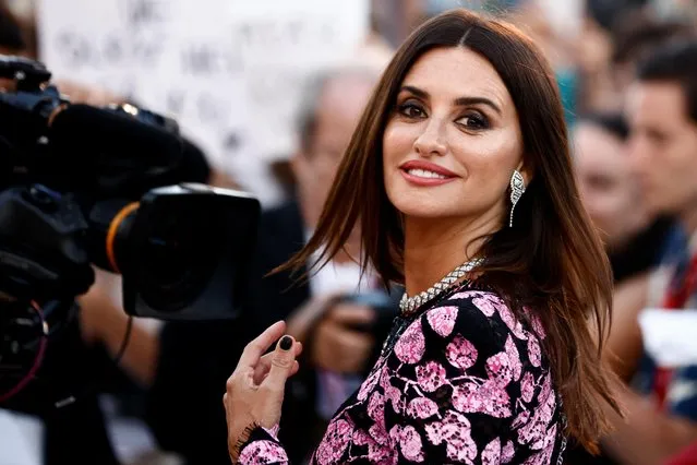 Spanish actress Penelope Cruz arrives on September 4, 2022 for the screening of the film “L'Immensita” (Immensity) presented in the Venezia 79 competition as part of the 79th Venice International Film Festival at Lido di Venezia in Venice, Italy. (Photo by Yara Nardi/Reuters)