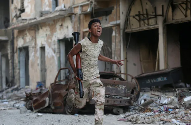 A member of the Libyan National Army runs during clashes with Islamist militants in Khreibish district in Benghazi, Libya, November 9, 2017. (Photo by Esam Omran Al-Fetori/Reuters)