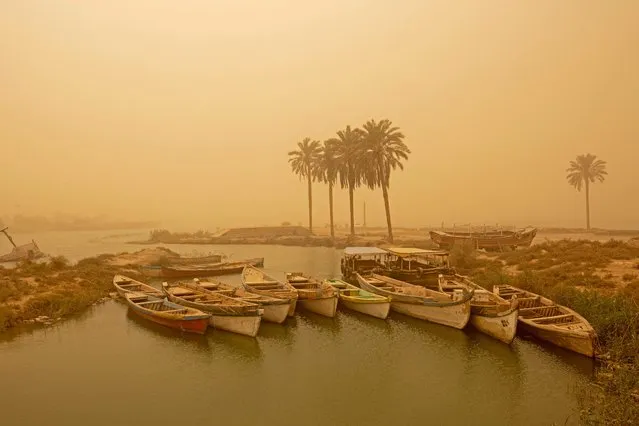 A general view shows boats during a sandstorm in Iraq's southern city of Basra, on November 2, 2022. (Photo by Hussein Faleh/AFP Photo)