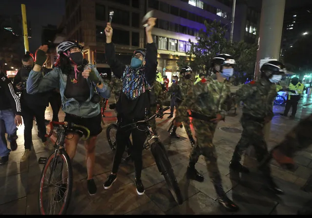 Opponents of former President Alvaro Uribe celebrate in downtown Bogota, Colombia, Tuesday, August 4, 2020. Uribe will not be allowed to remain at liberty while the Supreme Court investigates allegations of witness tampering against him, current President Ivan Duque said in in a video address Tuesday after the former president said on Twitter he was being deprived of his freedom. (Photo by Fernando Vergara/AP Photo)