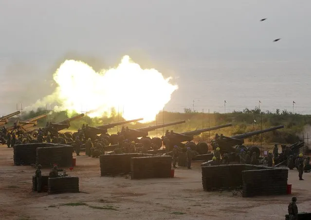 Soldiers fire M115 203mm howitzers during the annual Han Kuang military exercise in Kinmen, Taiwan, September 8, 2015. (Photo by Pichi Chuang/Reuters)
